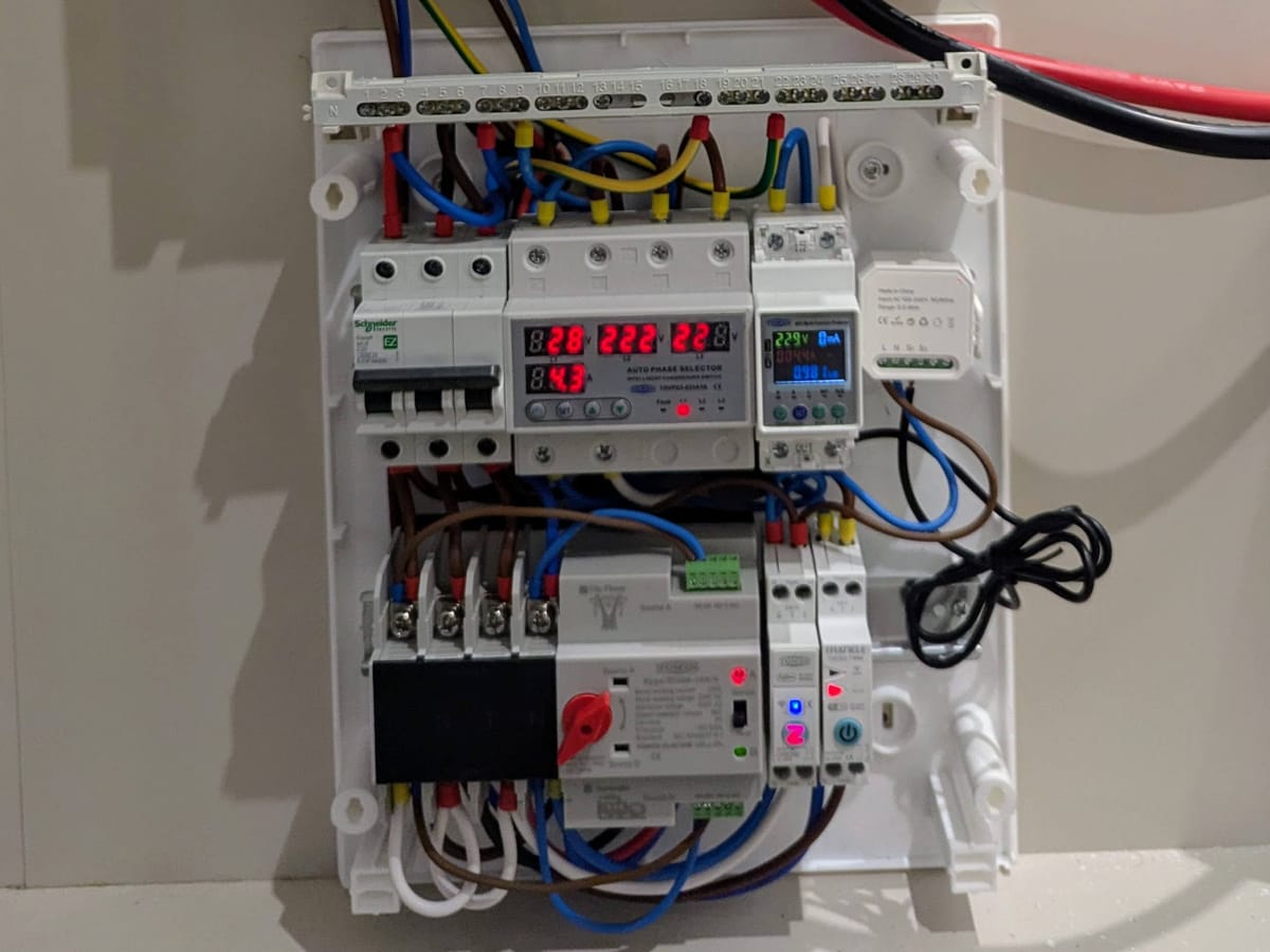 Як підключити однофазний інвертор до трьохфазної мережі